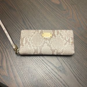 MICHAEL KORS wristlet wallet